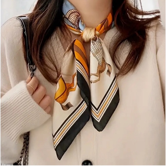 Elegant printed scarf NWT - Picture 2 of 7